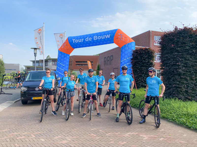 Team ZRi bij startfinish bij RAP Woning